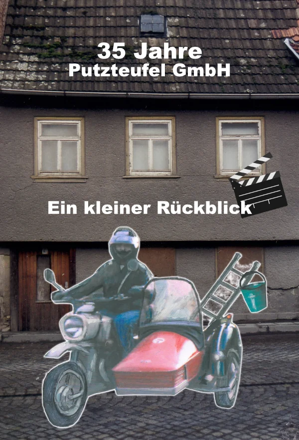 Historische Gebäudeansicht mit dem Schriftzug „35 Jahre Putzteufel GmbH – Ein kleiner Rückblick“. Im Vordergrund ist eine illustrierte Reinigungskraft auf einem Motorrad mit Beiwagen dargestellt, ergänzt durch Symbole für Reinigung und Rückblick.