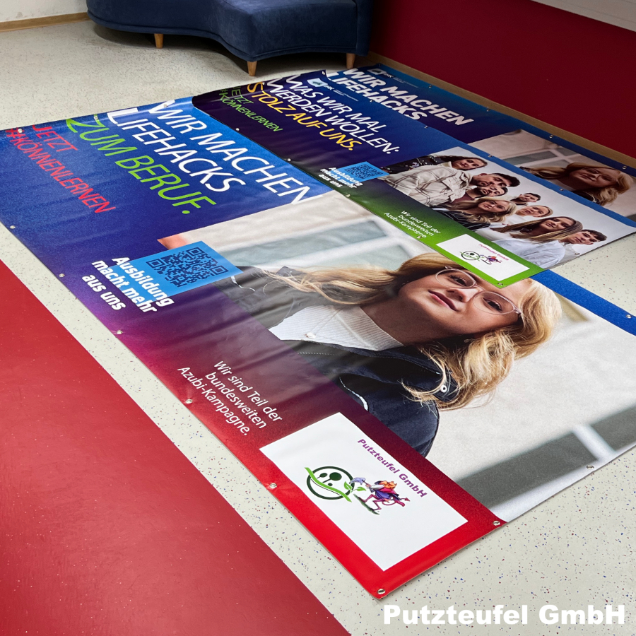 Werbebanner zur Ausbildungskampagne mit jungen Menschen und Slogan über Berufseinstieg.