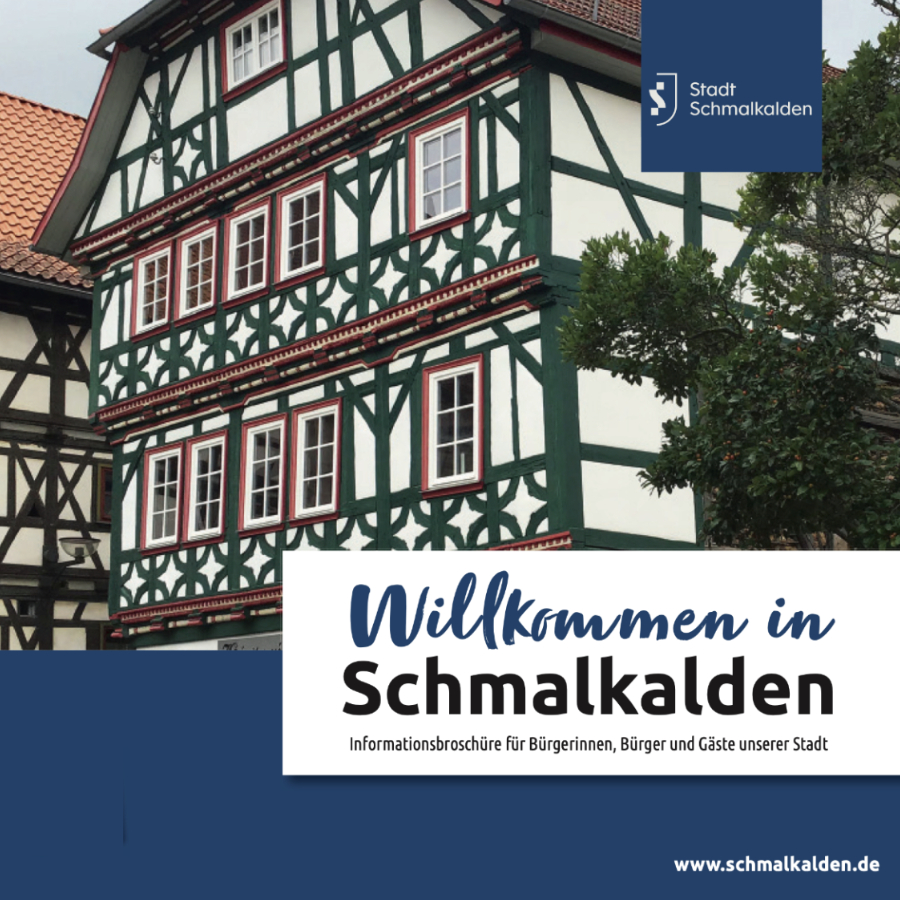 Titelseite der Bürgerinformationsbroschüre „Willkommen in Schmalkalden“ mit einem historischen Fachwerkgebäude der Stadt und dem Hinweis auf Informationen für Bürgerinnen, Bürger und Gäste.