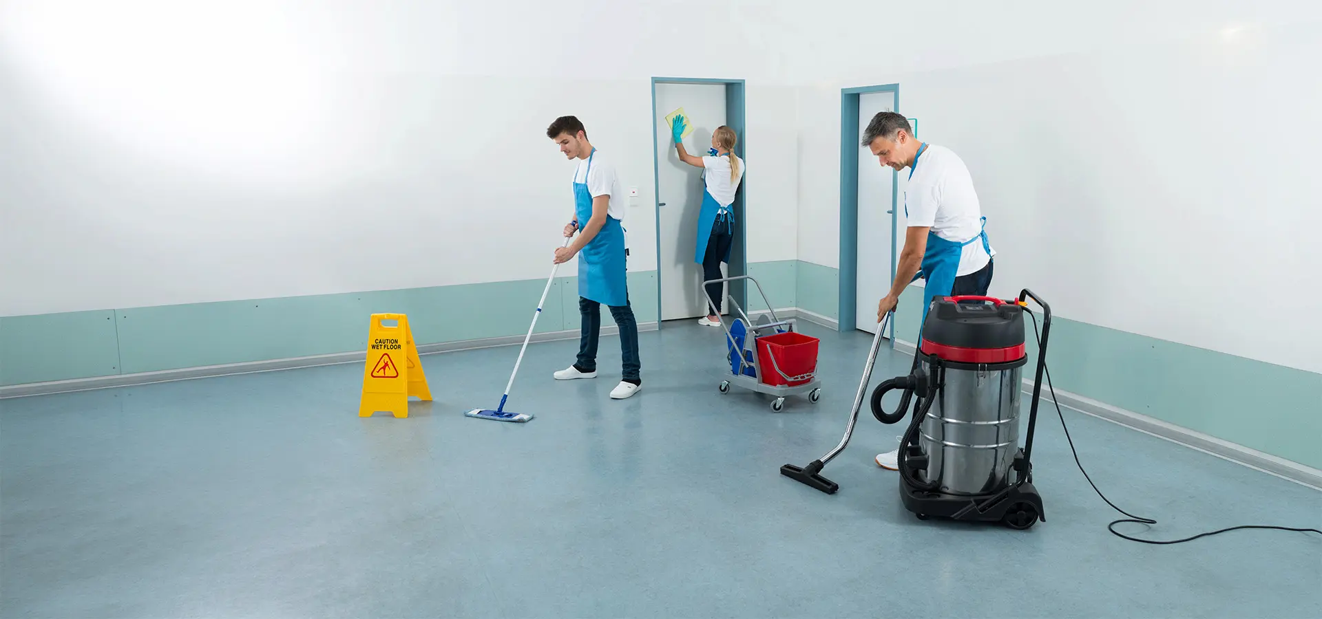 Reinigungsteam führt gründliche Innenreinigung mit Wischmopp und Staubsauger durch.