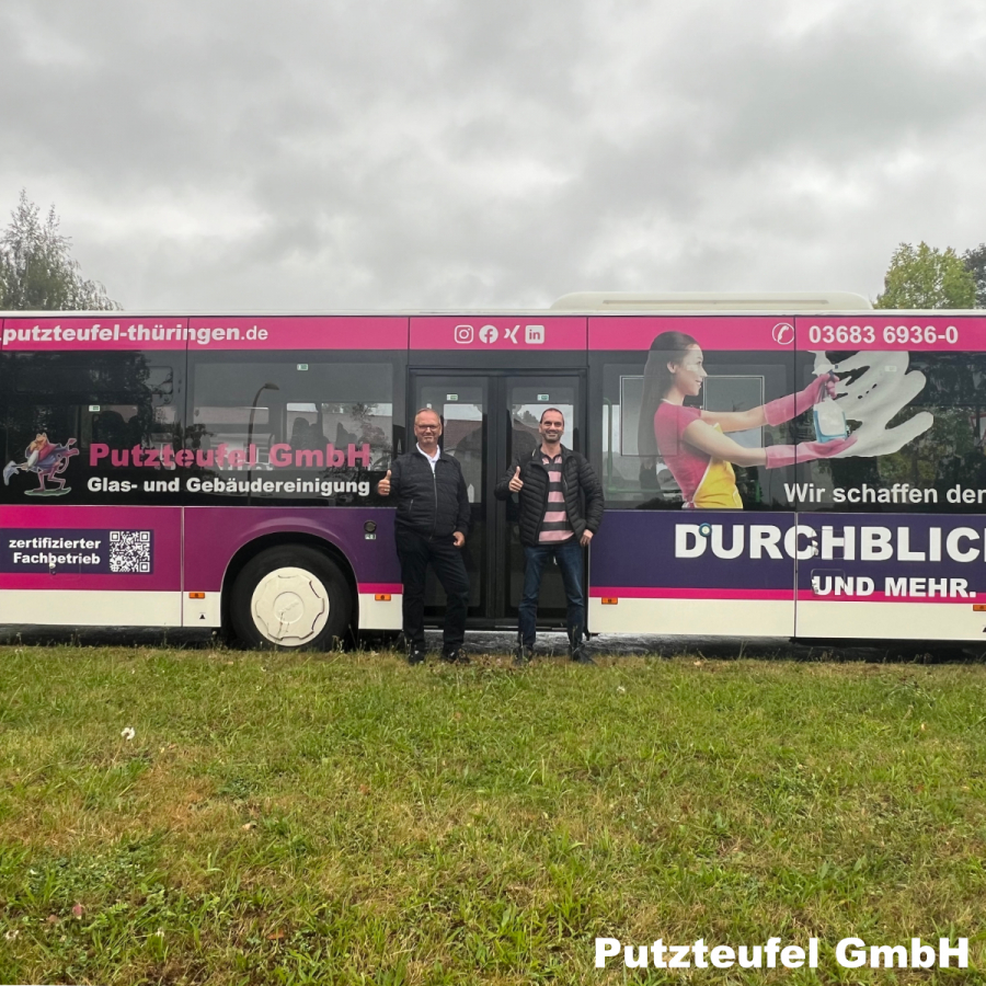Bus mit Firmenaufdruck Putzteufel GmbH Glas- und Gebäudereinigung mit zwei Personen davor.